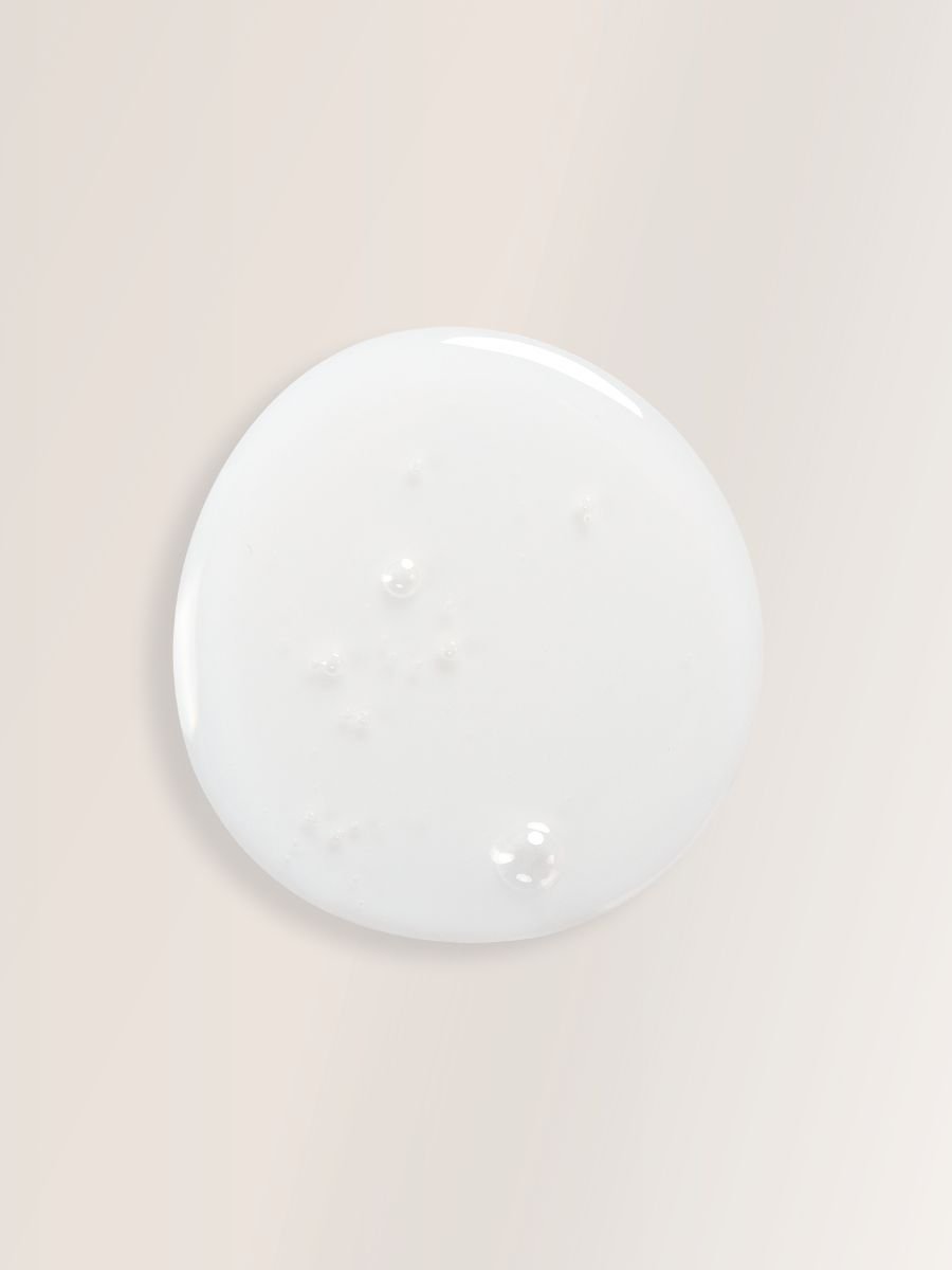 2. Close-up of Magrada Organic Cosmetics Rhubarb Shampoo texture with aloe extract, showing creamy consistency