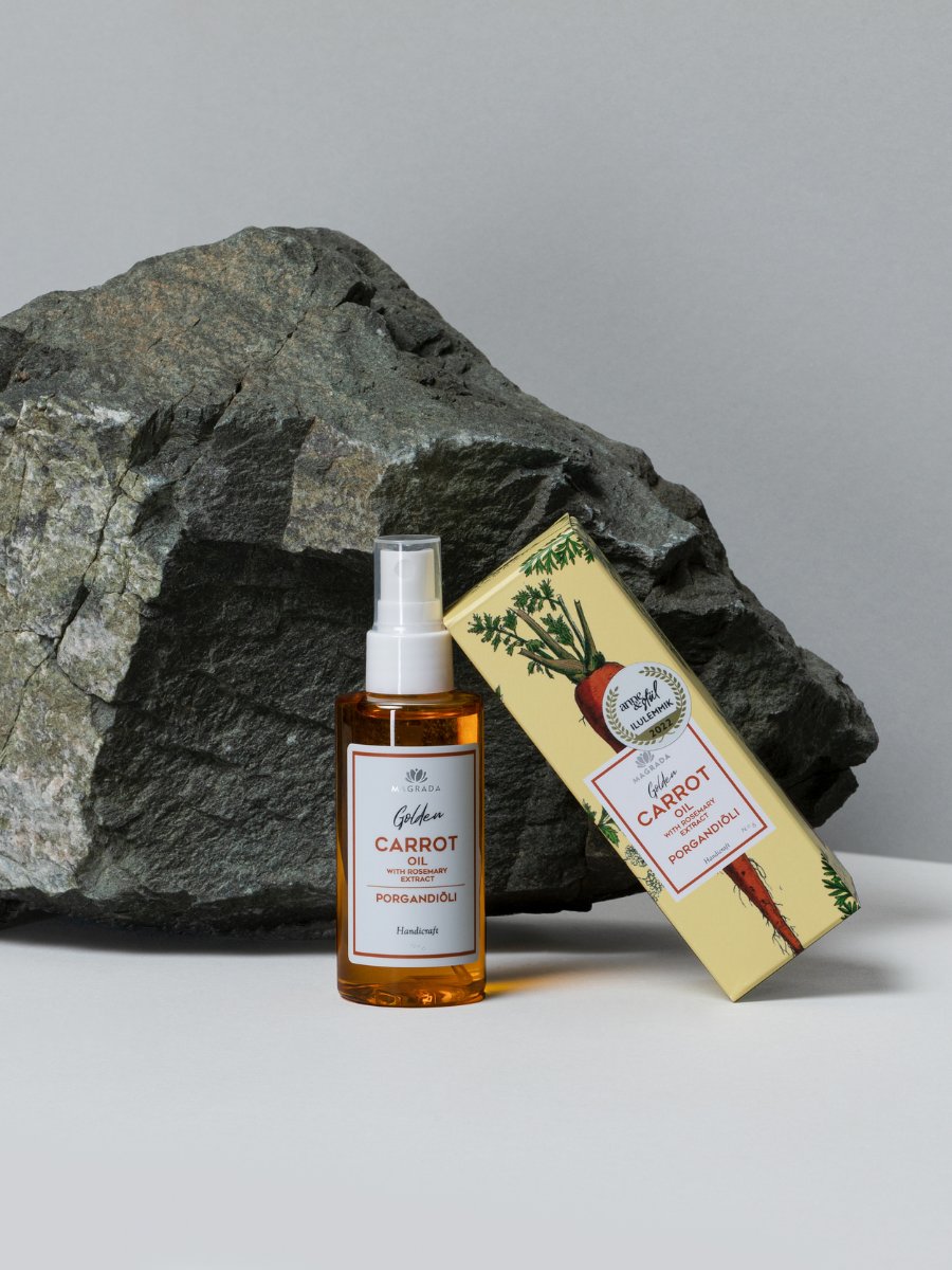 3. Close-up of Magrada Organic Cosmetics Carrot Oil with Rosemary Extract showing golden oil texture