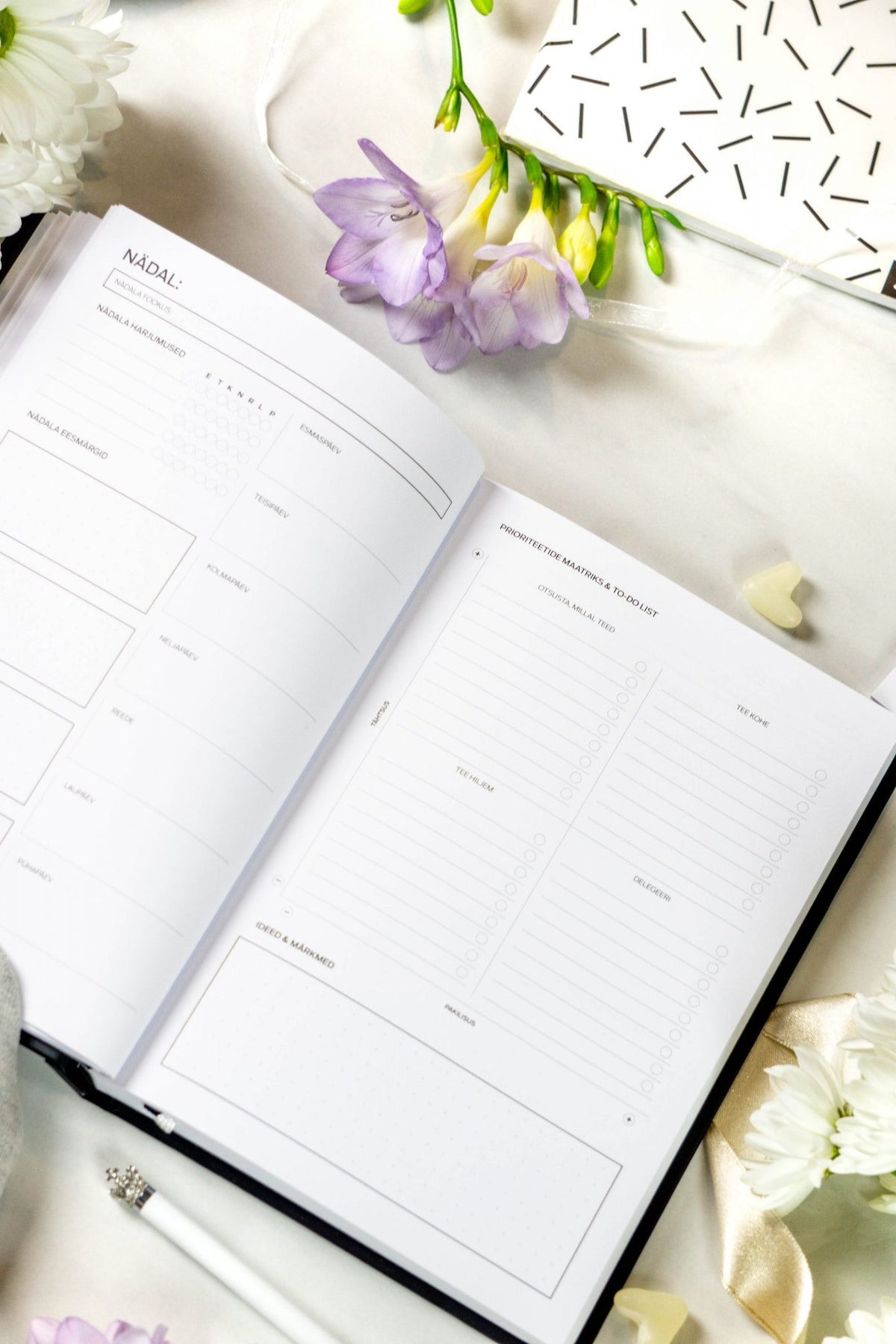 7. Daily planning pages in Get (sh)it done #Produktiivsuspäevik planner, with floral decor