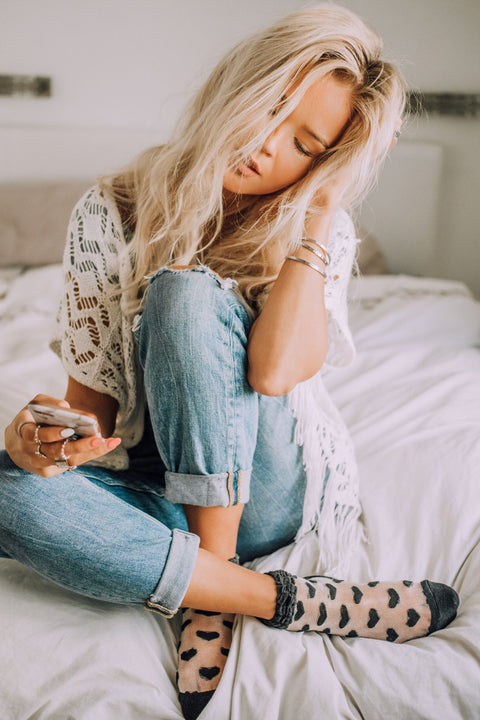 1. Woman wearing Olla SEURAA UNELMIASI bracelet in lifestyle setting, styled with casual outfit