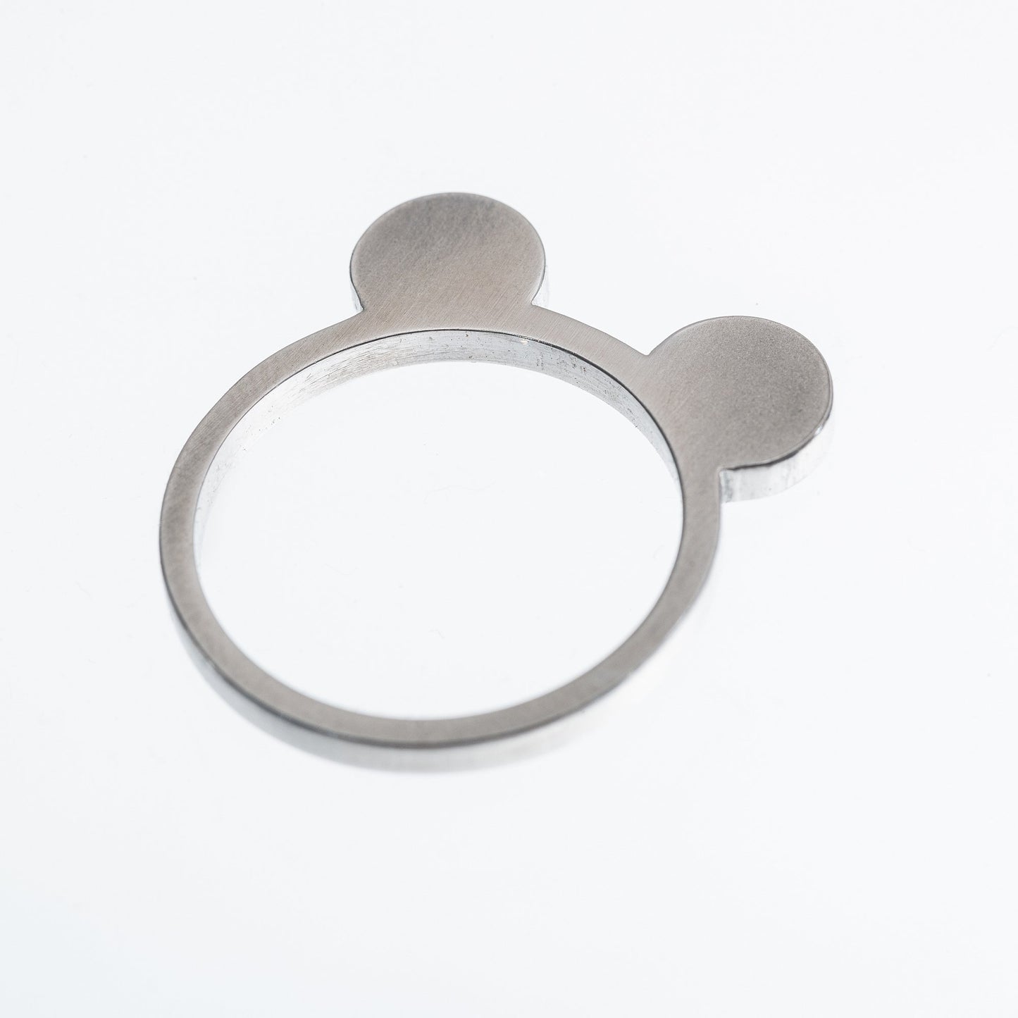 4. Flat lay of Lentsius Auris ring showing polished edge and half-matte sides