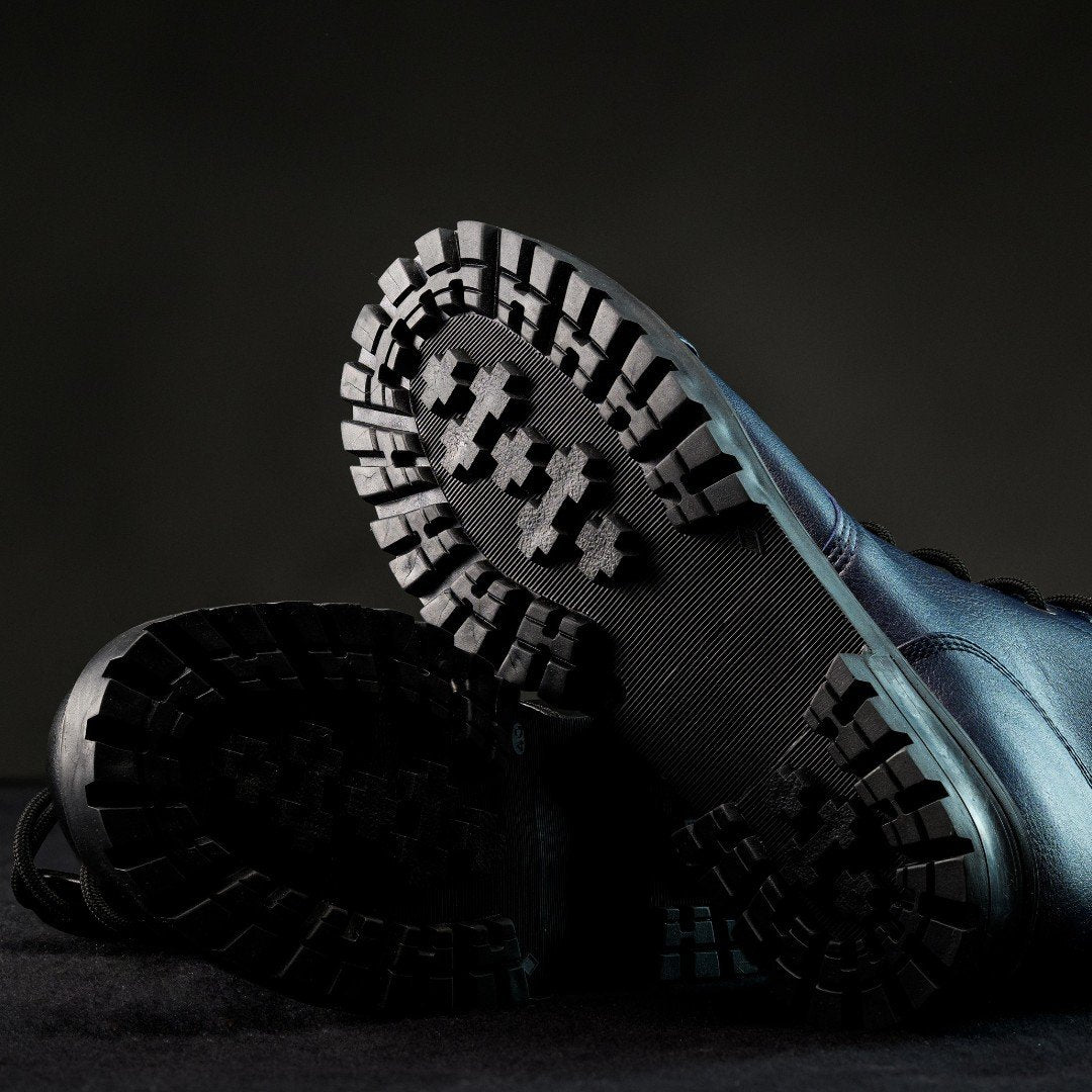 5. Close-up of KIRA 6.0 boot soles with deep tread pattern for extra grip