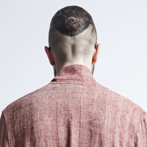 5. Close-up of back collar and fabric texture of red fishbone pattern linen bathrobe