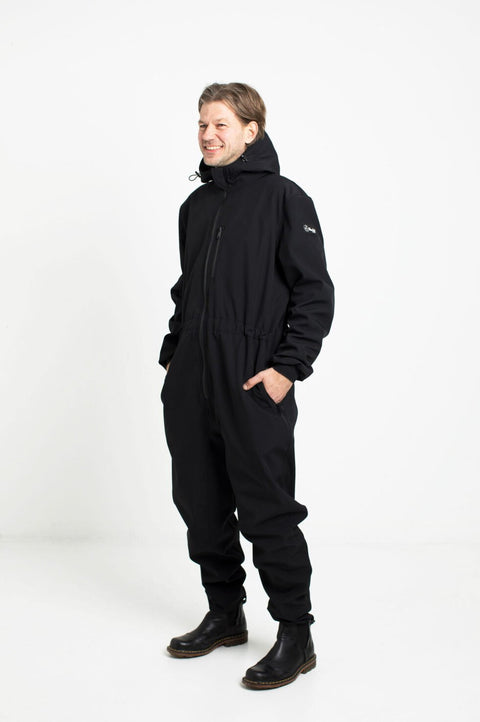 3. Man smiling in black Nuckö RÜNNO softshell overall with hood in studio