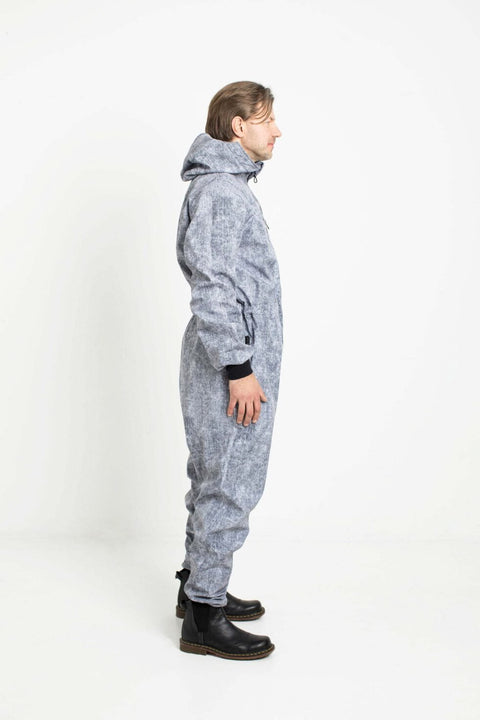 4. Side profile of man in grey Nuckö MEELIS softshell overall, studio background