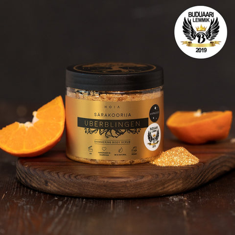 3. HOIA homespa Shimmering Body Scrub Überblingen jar on wooden board with mandarin slices and award badge