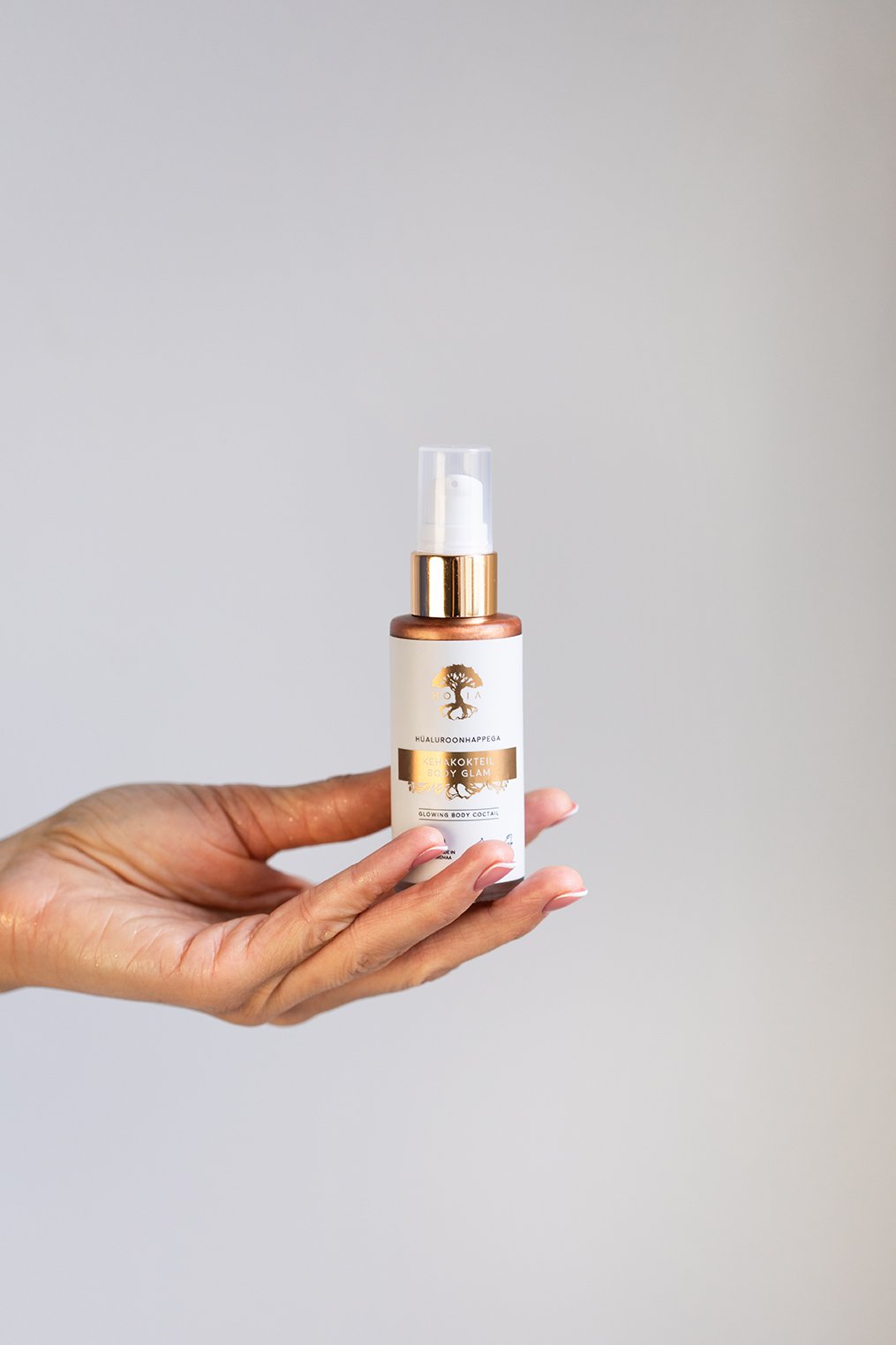 5. Woman applying HOIA homespa Body Cocktail Body Glam on arm, demonstrating product application