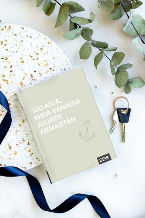 5. Studio shot of SEIK's '100 Asja, Mida Vanaisa Juures Armastan' book with decorative elements, perfect gift for grandfathers