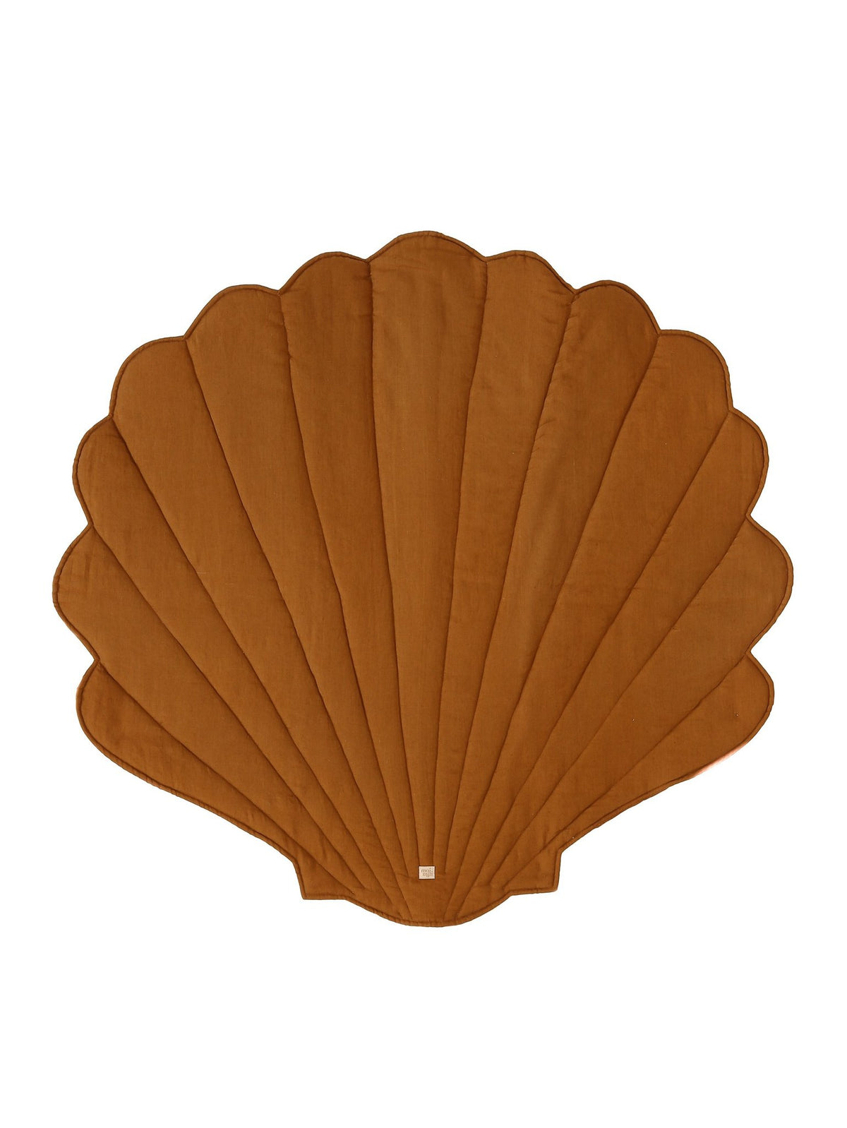 2. Caramel shell-shaped playmat made from organic cotton and linen, shown on a white background highlighting its scalloped edges