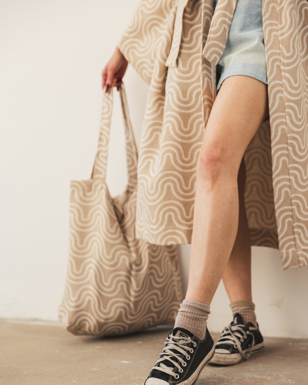 7. Close-up of Patulove sand kimono and matching bag, woman wearing sneakers