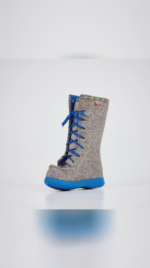 ❄️ Grey felt, blue laces. Zero slip, max warmth. 100% wool felt. Ice-ready grip. No left or right. Sizes 36-48, go up 1-2. Made in Estonia. NesnaLobben Shop now 👇 https://nooredx.ee/products/polar-lobben-felt-boots-grey Europe YoungFashion WinterBoots MadeInEurope