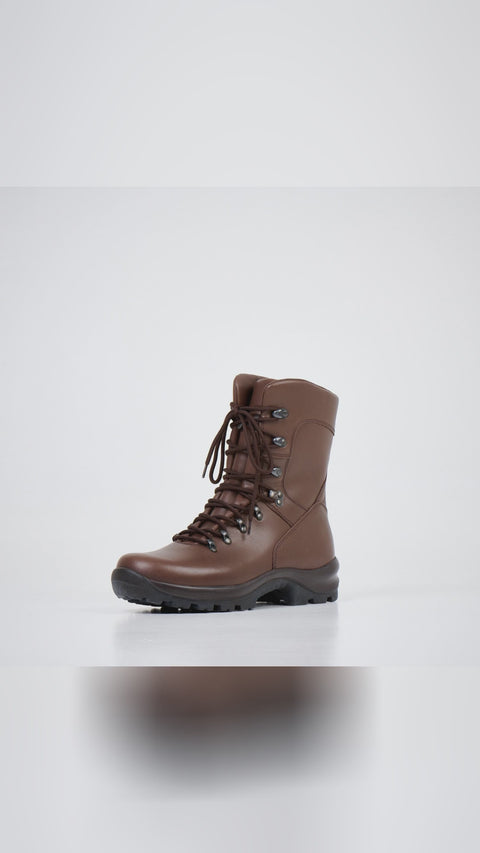 ❄️ How tough should winter boots feel? Meet Samelin Military Boots 739 Winter in dark brown. Waterproof chrome leather, Primaloft 400 warmth, shock-resistant grip. Stainless steel eyelets, TPU toe, dual-layer outsole. Built in Estonia for real winter miles boots Estonia winter. Unisex fit, sizes 37-48. Save this for your winter kit, link in bio.