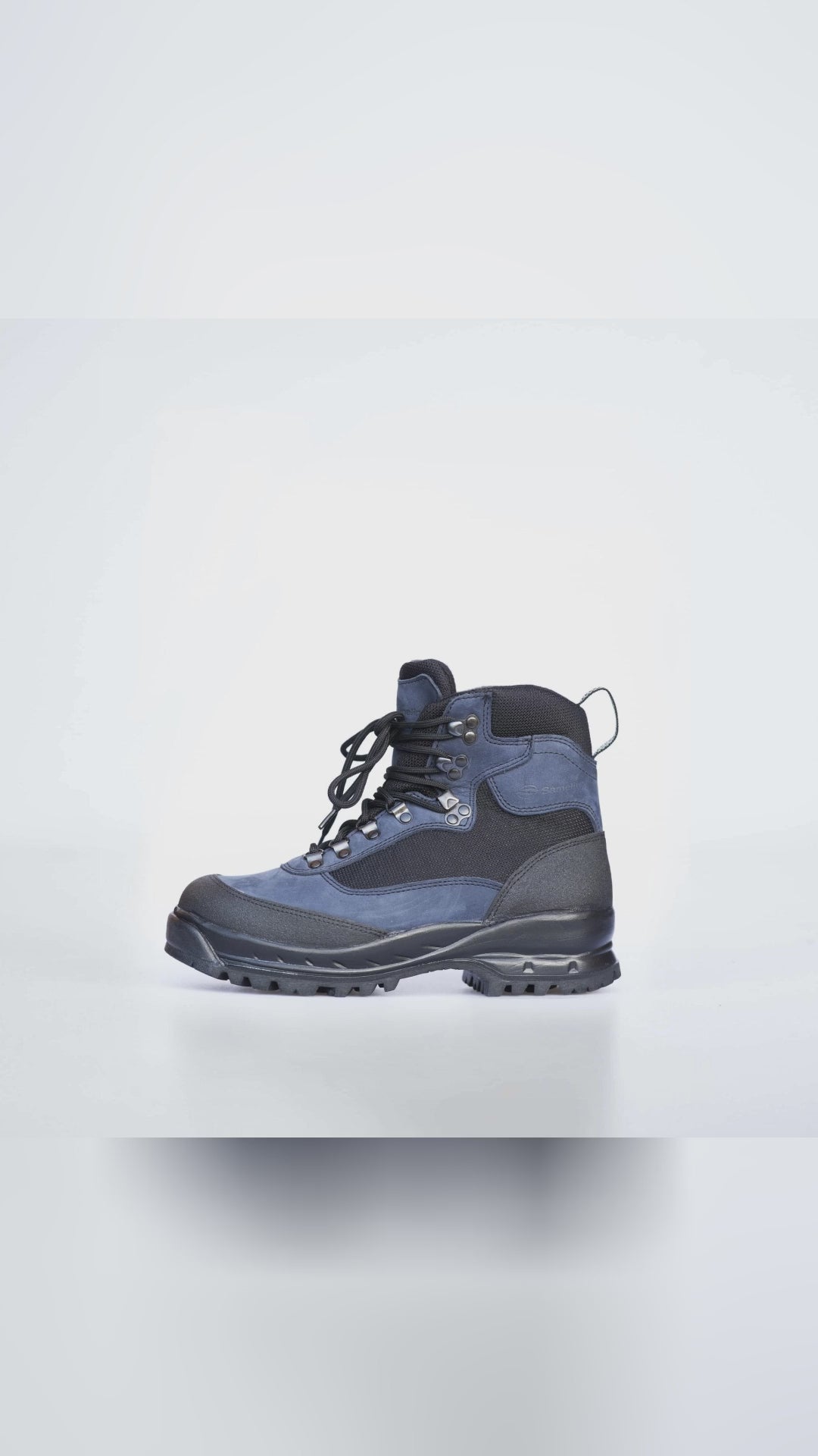 🌧️ Trail or city, who’s afraid of a little weather?
Meet the #Samelin 550 Navy #HikingBoots: waterproof nubuck, breathable Topaz membrane, and Vibram grip that bites back. Rubber-reinforced toe and heel, reflective pull tab, adjustable lacing.
Light on foot, heavy on traction. Save this for your next hike, use SOCIAL10, and shop via link in bio. #Vibram #MadeInEstonia