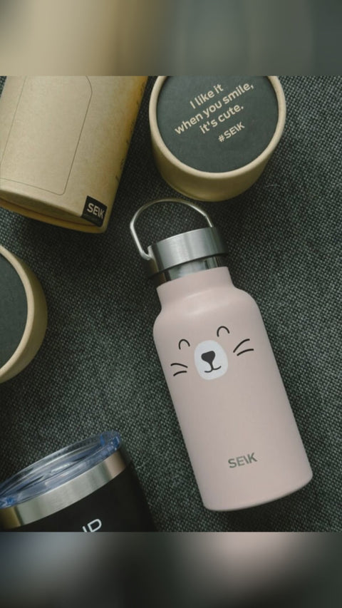 šŗ Who else needs a water bottle that smiles back?
Vacuum-insulated 350ml stainless steel #ThermoBottle keeps drinks cold 12h, hot 6h. Leakproof cap and non-slip grip for class, gym or city walks.
Cute pink cat design with a motivational slogan, packed eco-consciously. Your desk, backpack and refill station just got happier #BackToSchool.
Grab yours, link in bio. Use SOCIAL10 at checkout. #SEIK #HomeAndGifts