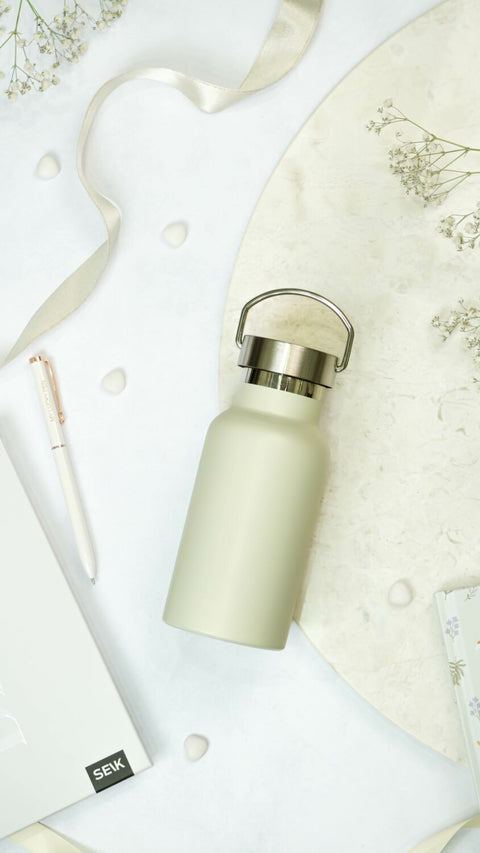 2. SEIK beige thermos bottle with vacuum-insulated lid, displayed on a decorative background with flowers