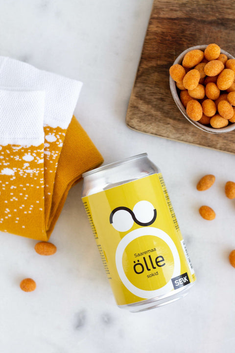 4. Flat lay of SEIK Saaremaa ƶllesokid with can and snacks, showcasing product and packaging