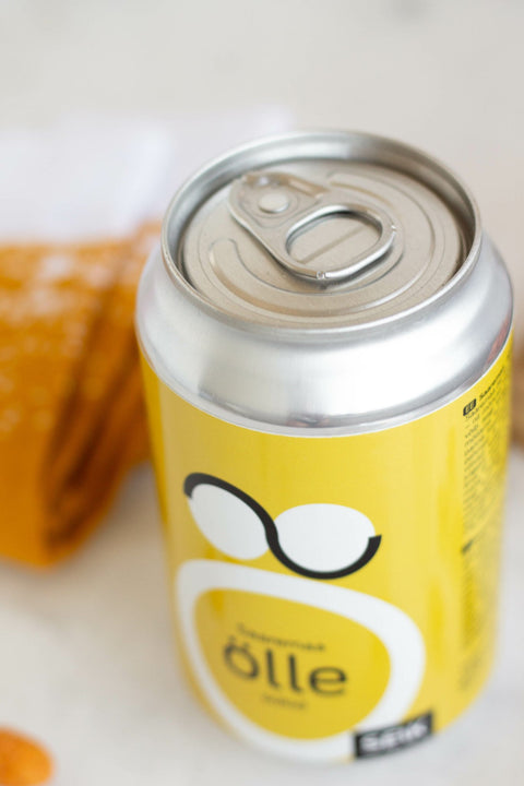 2. Close-up of SEIK Saaremaa ƶllesokid can with socks partially visible, highlighting packaging design