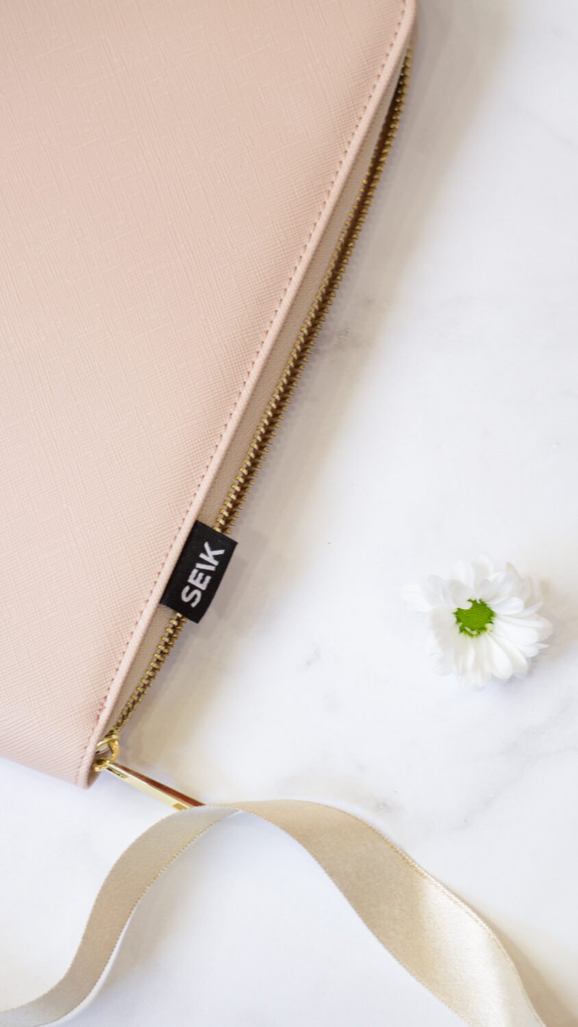 9. Close-up of SEIK brand tag and zipper on pink laptop sleeve
