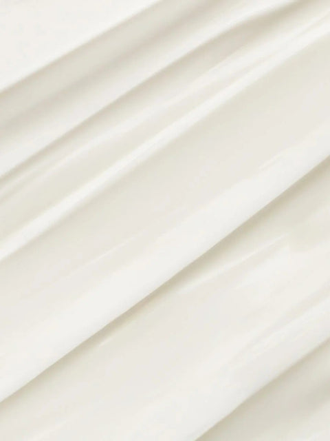 3. Close-up of creamy texture of Magrada Organic Cosmetics rhubarb hair mask, showcasing moisturizing properties