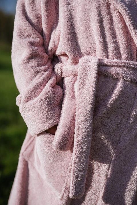 3. Close-up of pink RÄTT unisex bathrobe showing pocket and belt detail