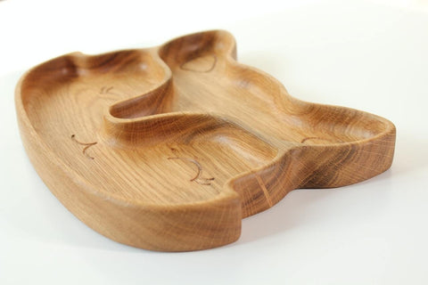 5. Close-up of wooden fox-shaped plate with two sectors, emphasizing natural wood grain and engraved details