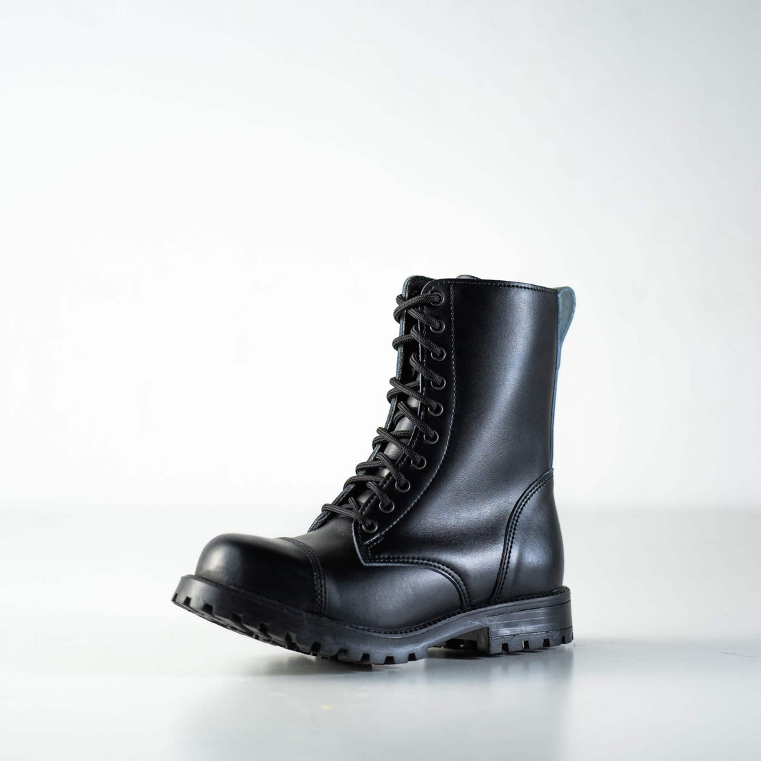 1. Unisex 511 Black boots by Samelin in studio, showcasing water-repellent leather and TR-rubber outsole