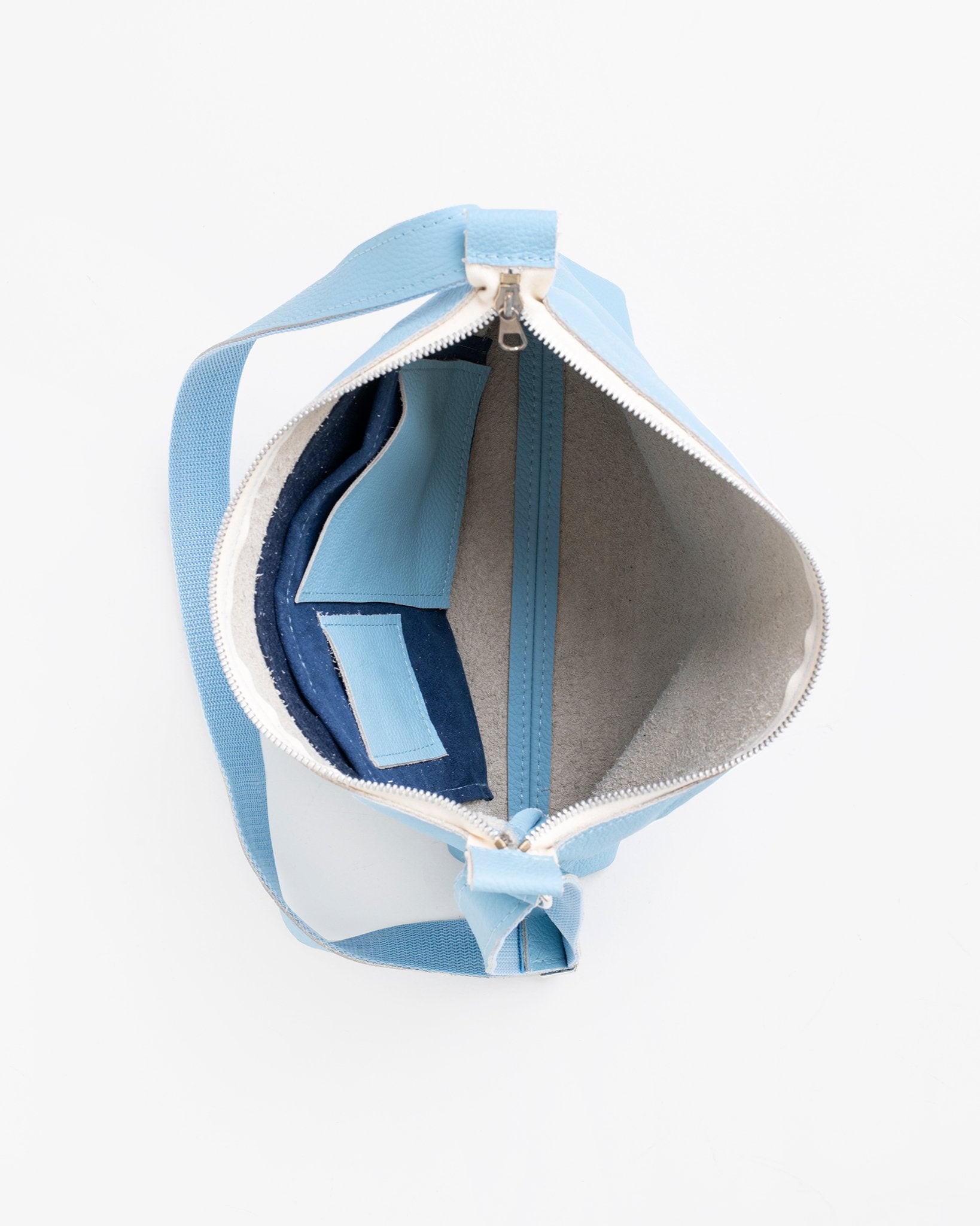 4. Close-up of Trendbag Anet L shoulder bag interior, featuring spacious compartments and zipper closure