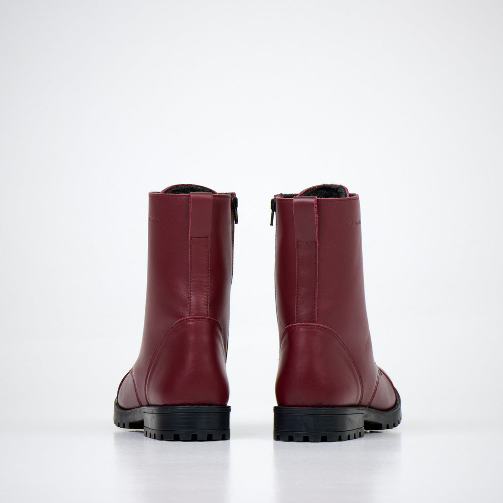 2. Back view of unisex burgundy winter boots by Samelin, highlighting zipper and fur lining
