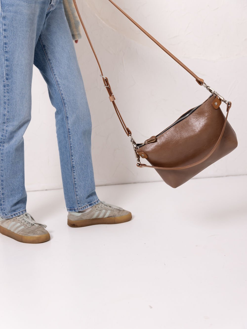 4. Close-up of TOKS VISOKS TOMMY leather bag in cappuccino, highlighting adjustable strap and zipper