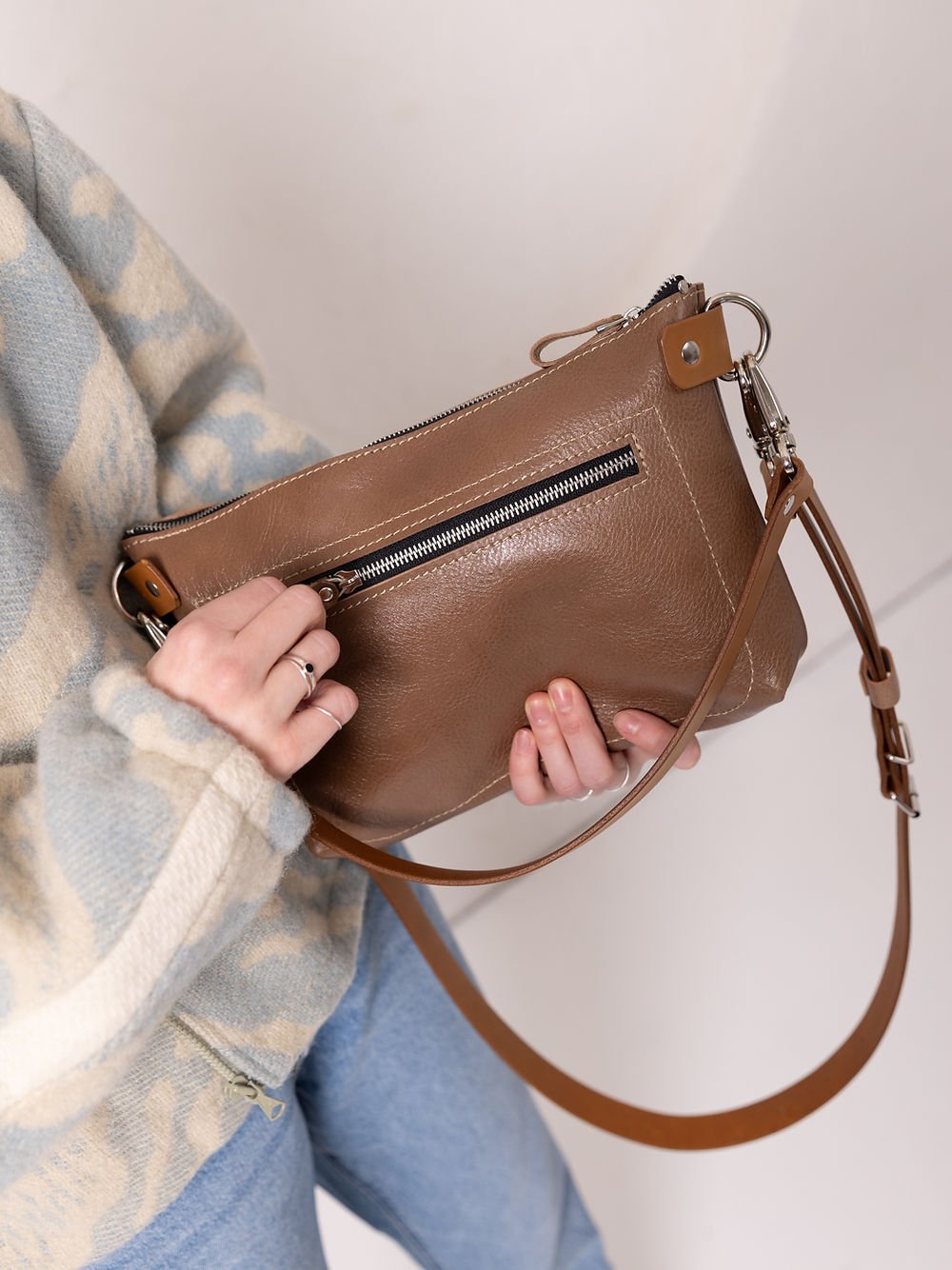 6. Close-up of TOKS VISOKS TOMMY leather bag in cappuccino, showing zipper detail and recycled leather