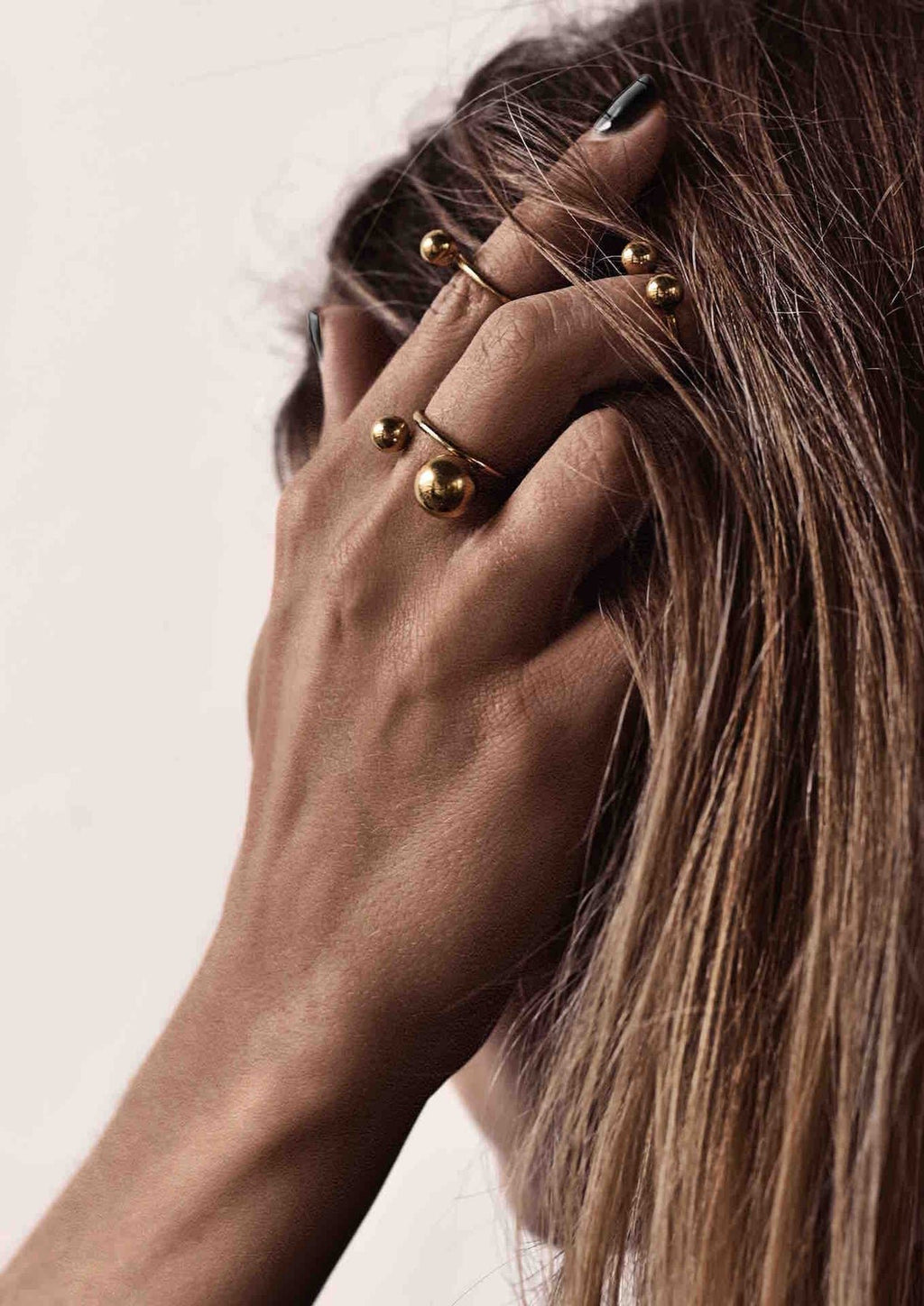 5. Close-up of woman's hand wearing NO MORE Big Bomb Multisize Ring in gold, highlighting bubble design