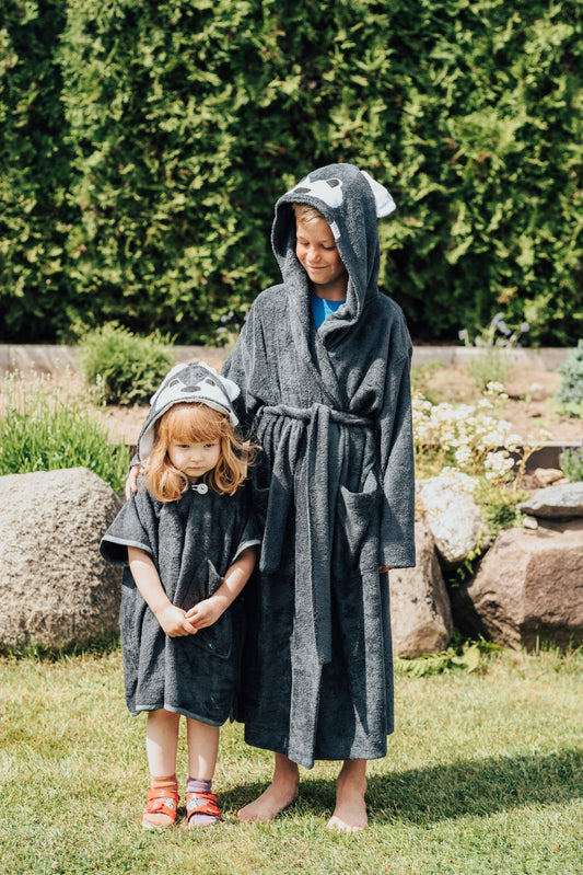 2. Two toddlers wearing RÄTT WOLF Bamboo Terry Bathrobes with hoods in garden