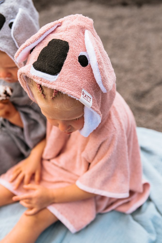 5. Close-up of pink RÄTT Short-Sleeve Poncho KOALA hood with koala design