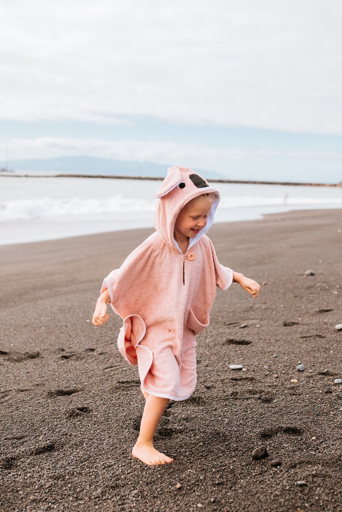6. Child running on beach in pink RÄTT Short-Sleeve Poncho KOALA