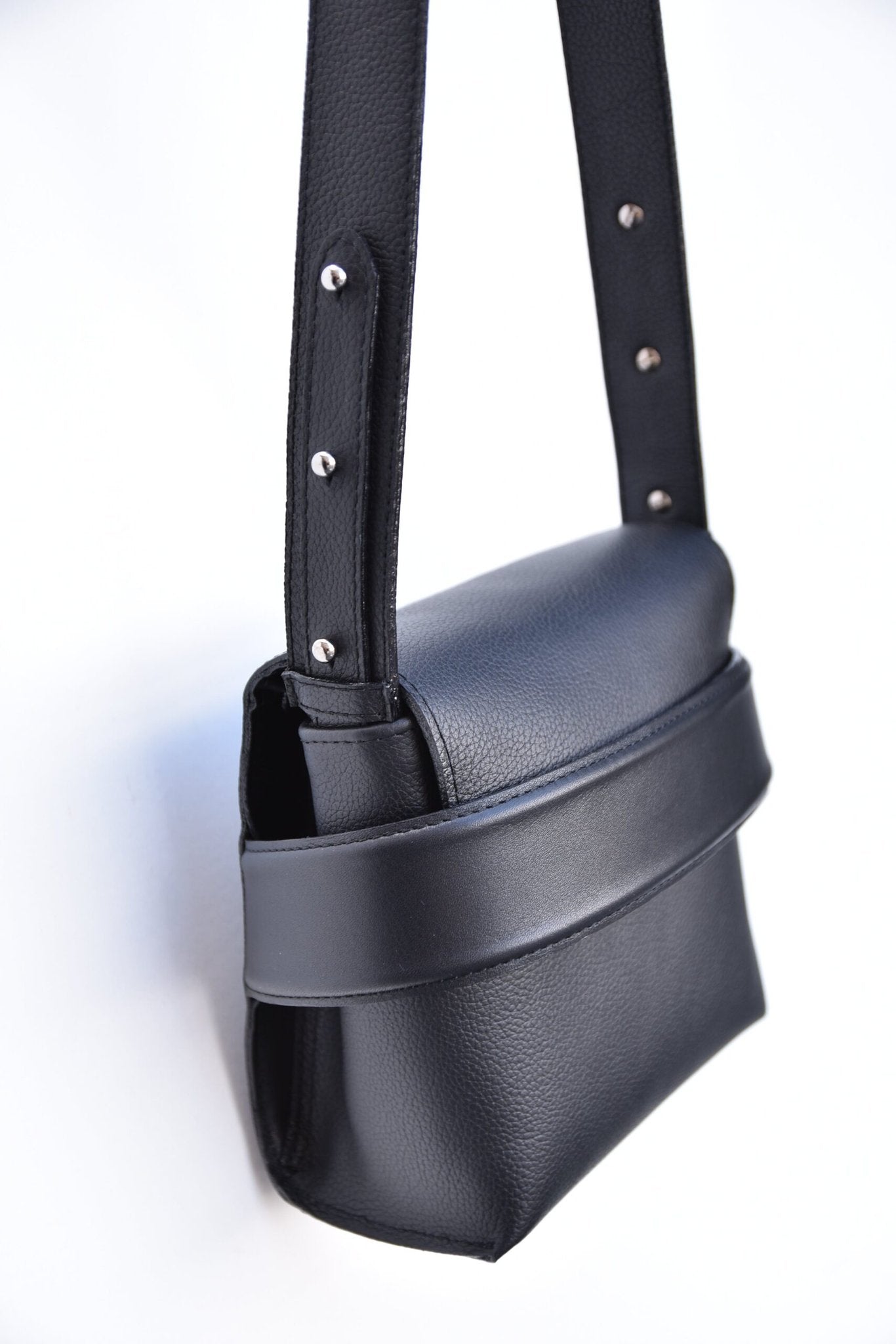 5. Close-up of black Luce shoulder bag by Gerda Retter Design showing adjustable strap and magnetic closure