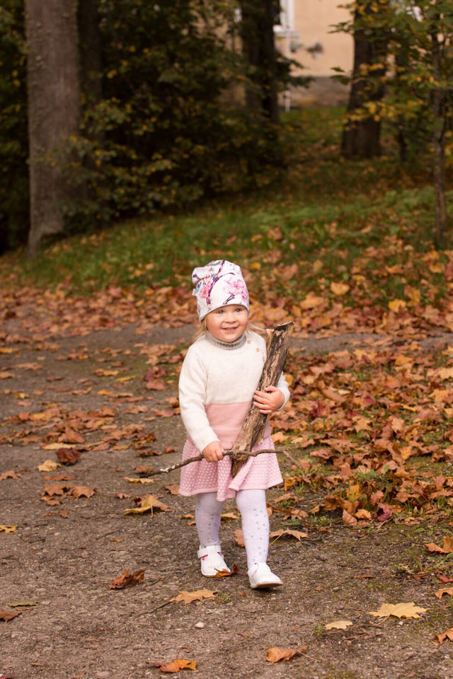 2. Child walking in park wearing Omaking Lusti white leather kids' shoes