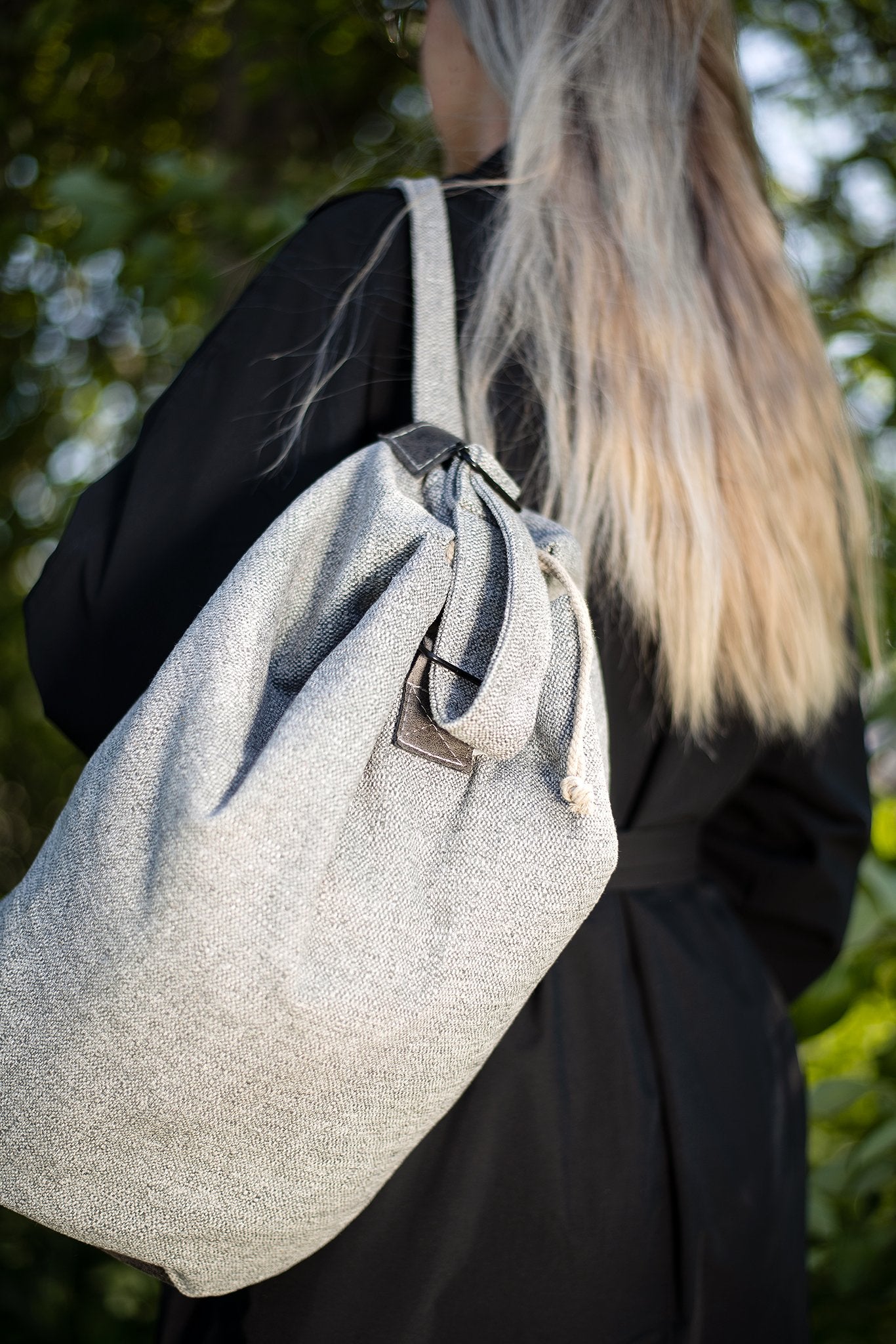 2. Close-up of woman carrying Trendbag Märss upcycled bag in light grey, highlighting texture and design