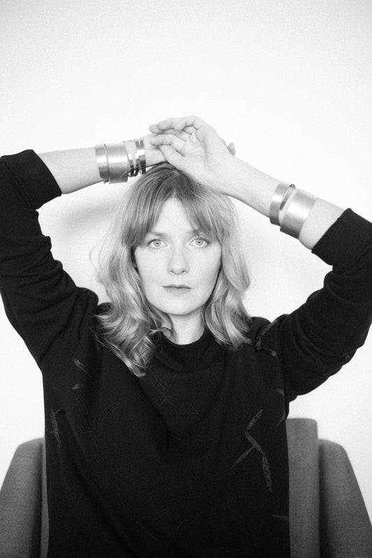 2. Woman posing with Lentsius Pilot 30 bracelet, highlighting eco-conscious style