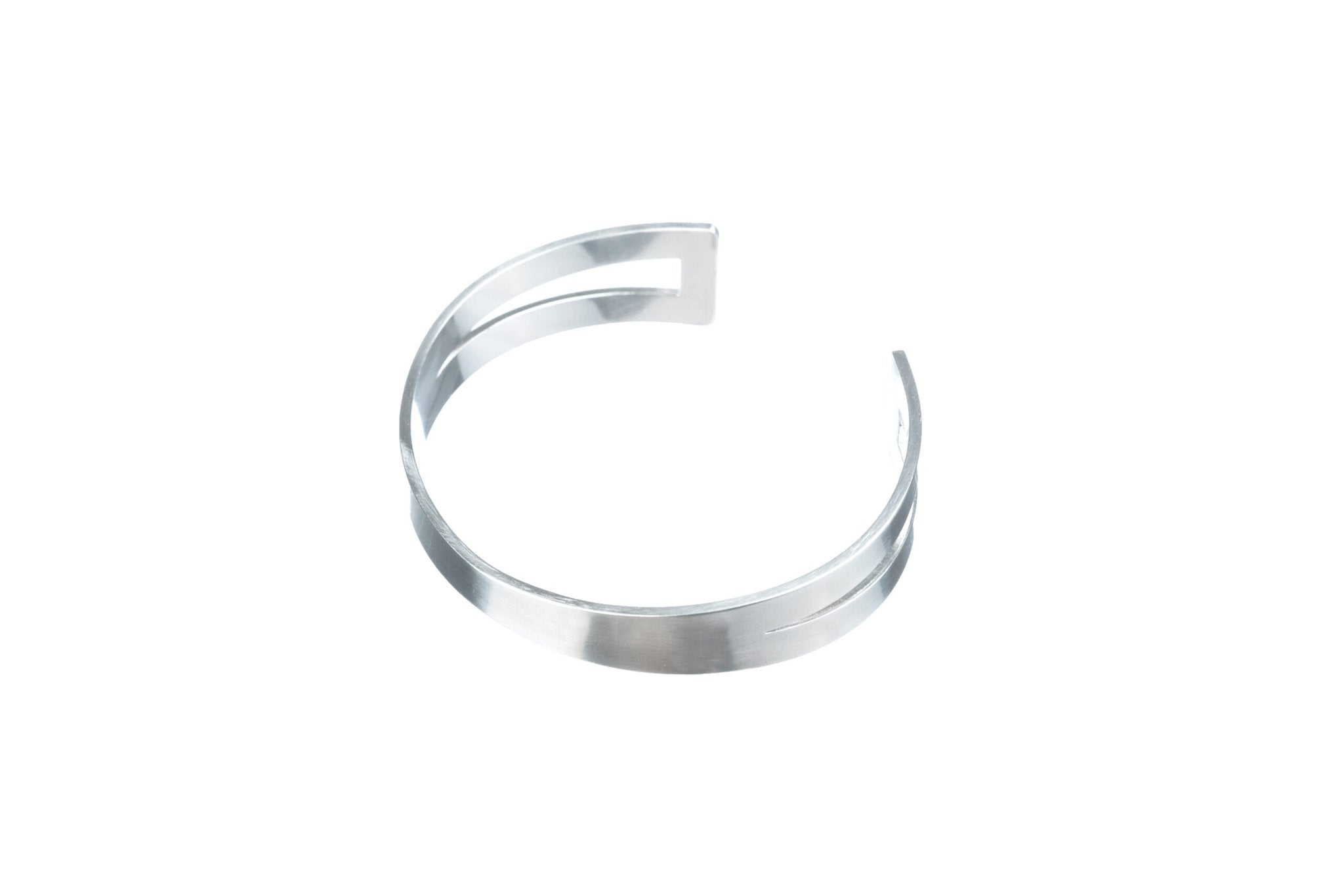 4. Close-up of Lentsius Octo bracelet highlighting durable upcycled industrial material