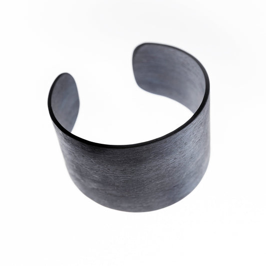 2. Side view of Lentsius Woody Bracelet in Eucalypt Grey, highlighting Scandinavian design and sustainable materials
