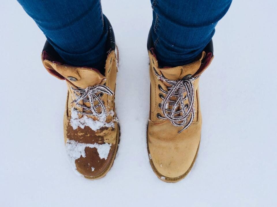 3. Beige boots in snow with one boot clean, illustrating GoGoNano Stay Dry Nano Coating Spray stain resistance