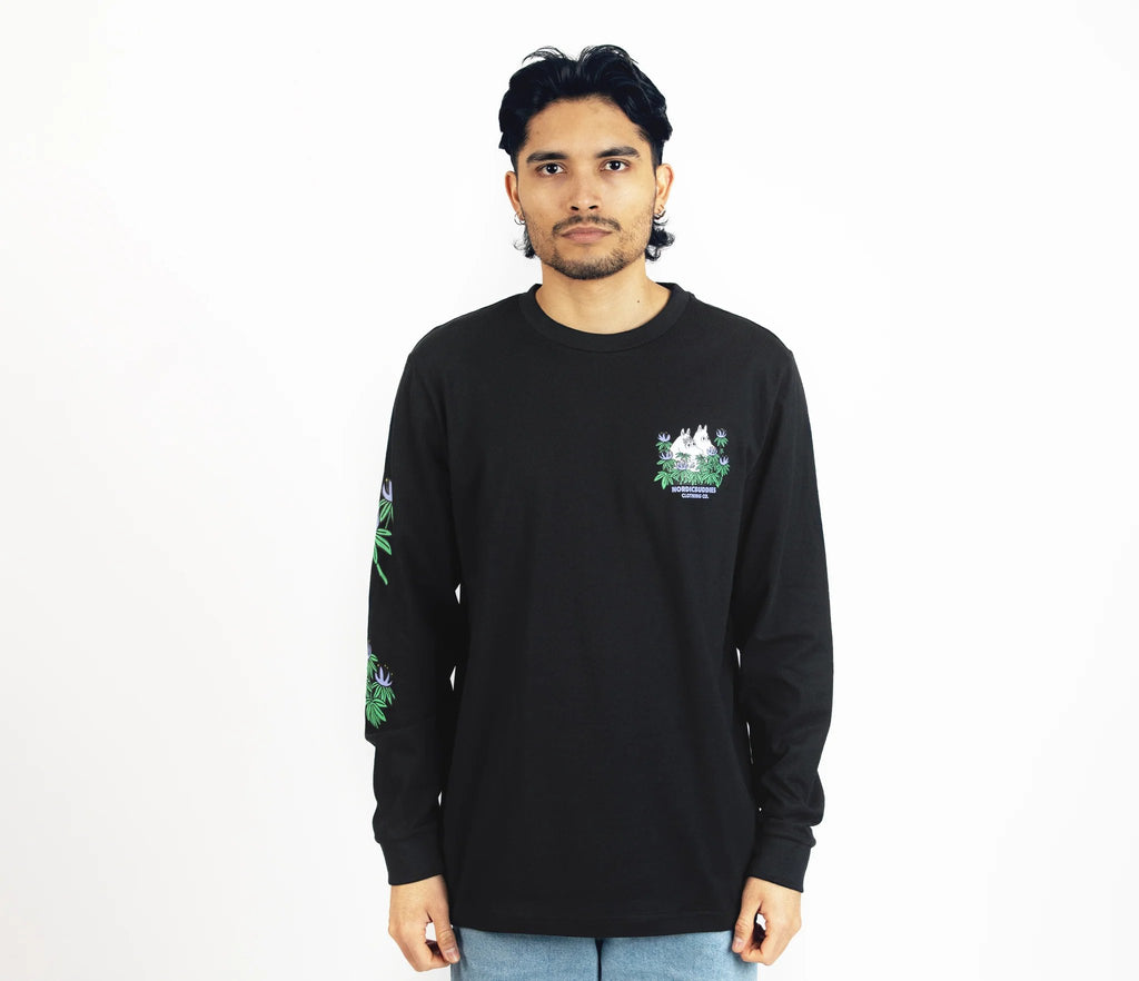 5. Male model wearing Moomin by NordicBuddies black longsleeve shirt with cuffrib, front view in studio