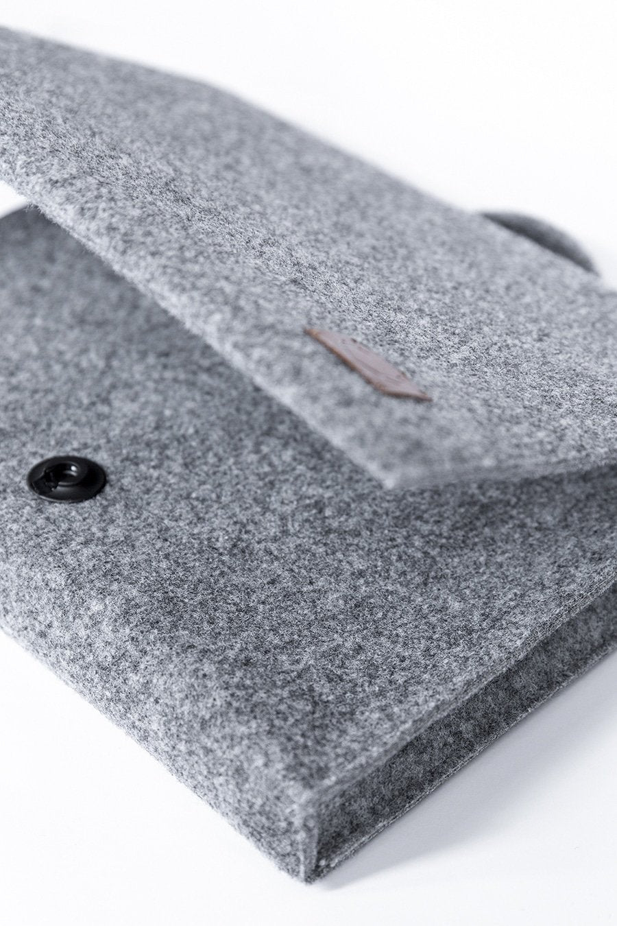 5. Close-up of grey Nordhale Briefcase Hjo showing magnetic snap closure and logo