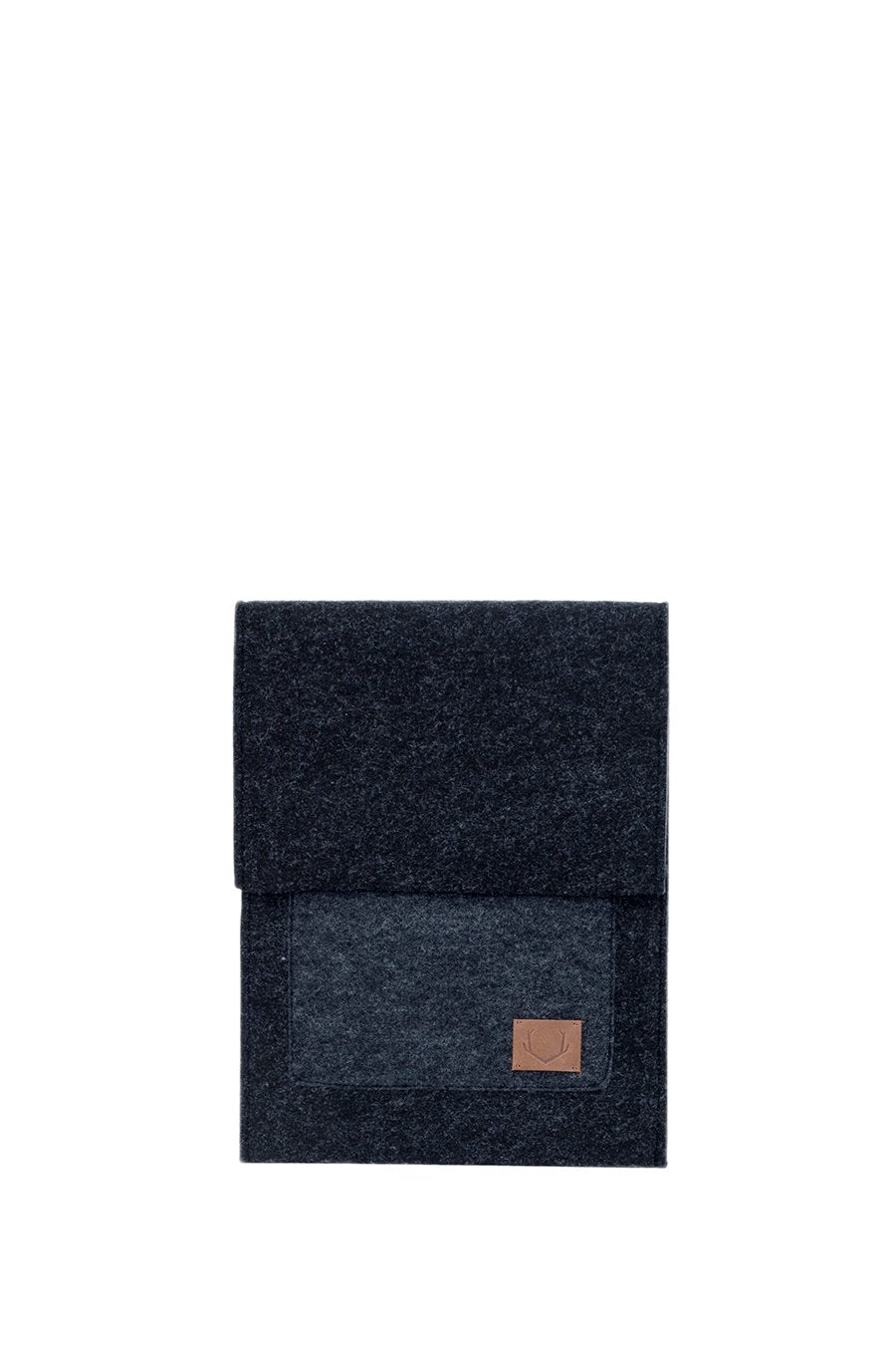 5. Nordhale Malmö black laptop sleeve in studio, front view