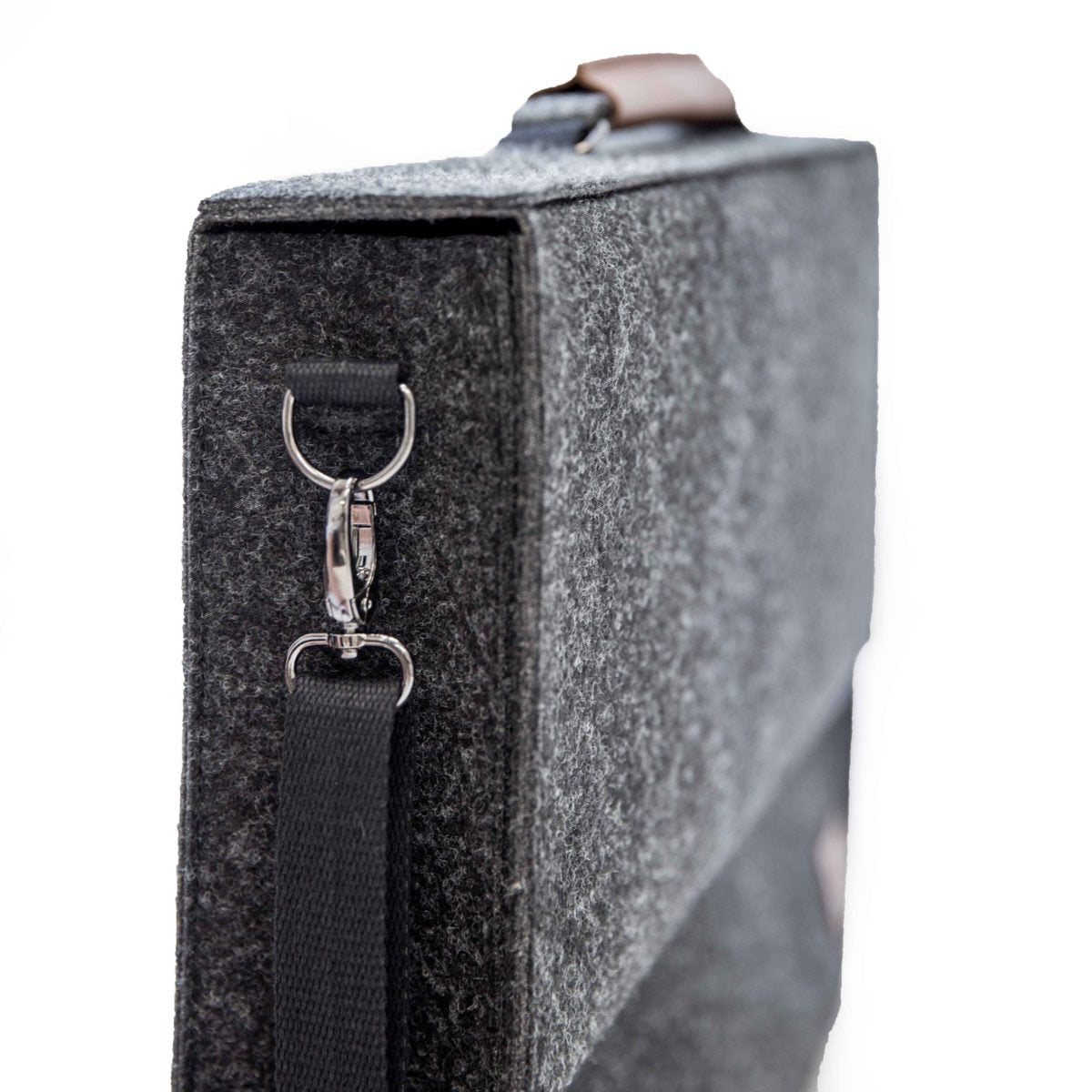 6. Side view of black Nordhale Briefcase Sören showing strap attachment