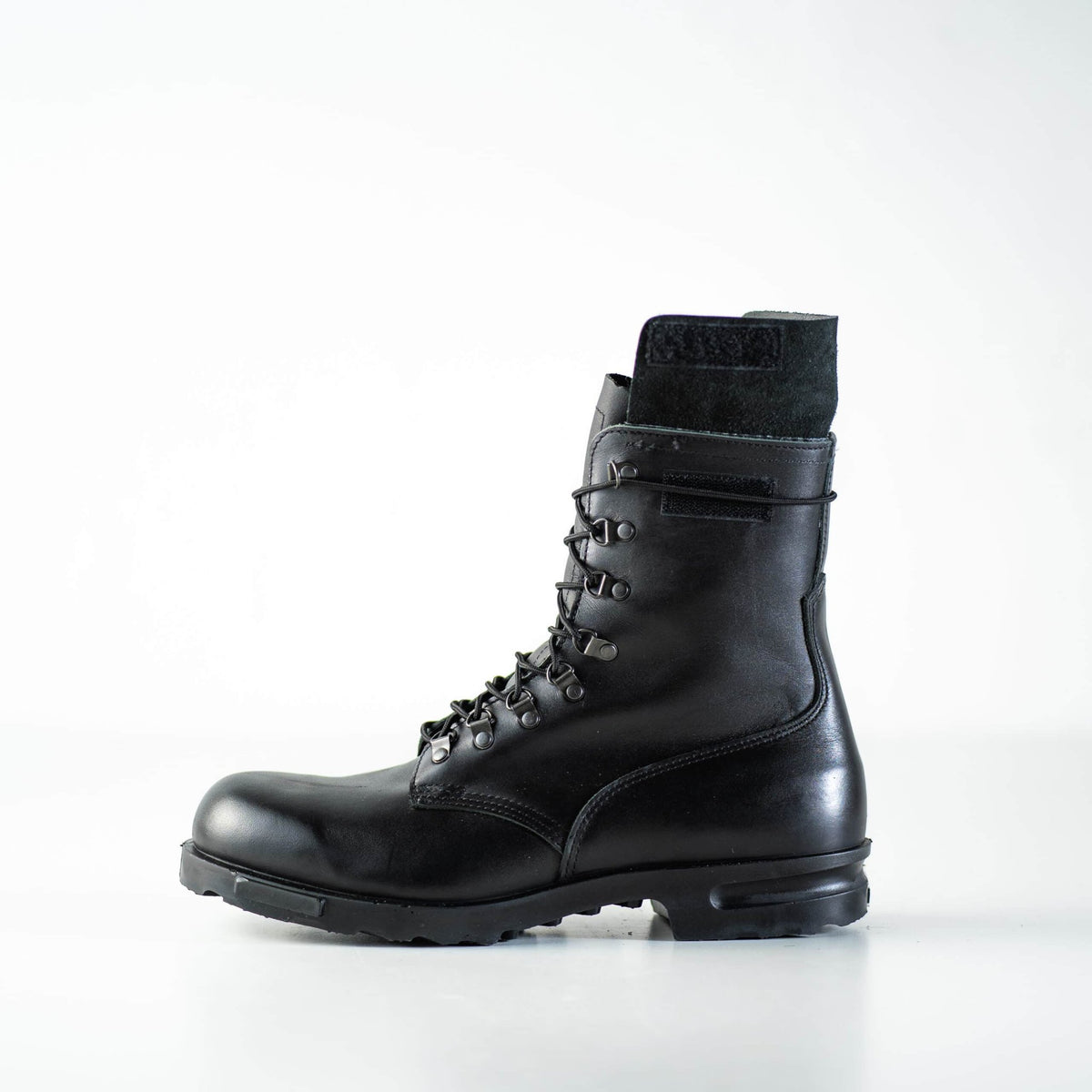 7. Samelin Hawk Pilot Boots in black, side view with focus on waterproof zipper