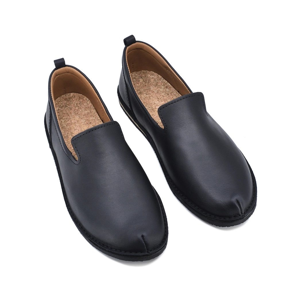 3. Top view of black TOKU style London shoes by Omaking, highlighting cork insole