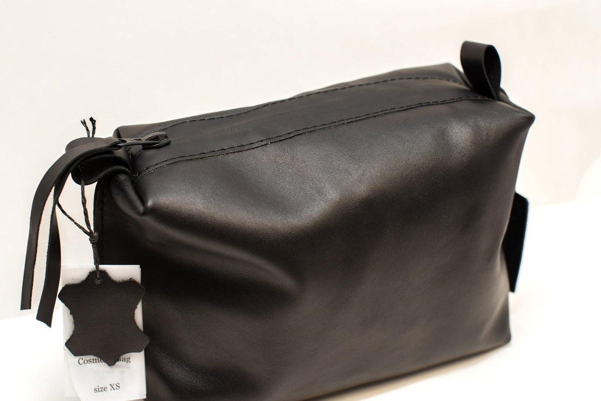 8. Close-up of Zelma Kraft black leather cosmetic bag, highlighting zipper and leather quality