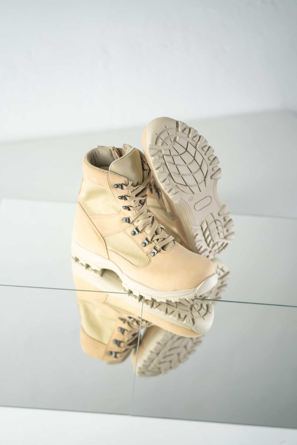 8. Close-up of Samelin Light Street Boots 582 in beige, showing tread pattern and reflective surface