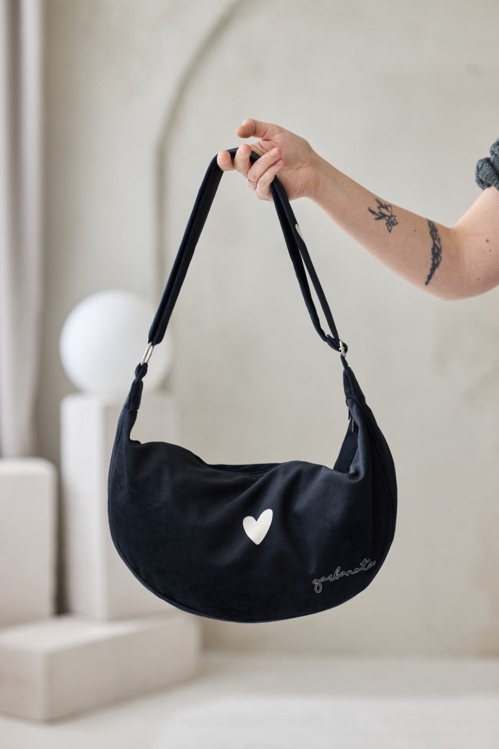7. Size chart for Garbanota Hobo Bag Heart in size S, showing dimensions and adjustable strap length